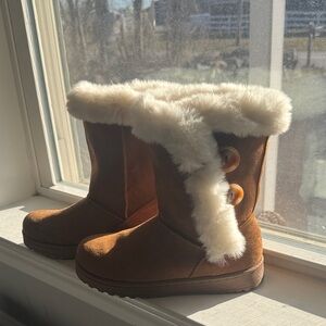 Stylish Tan Boots with Faux Fur